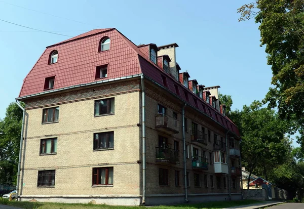 Altes Backsteinhaus mit bebautem Dachboden in der Bogdan-Chmelnizki-Straße in Witebsk. — Stockfoto