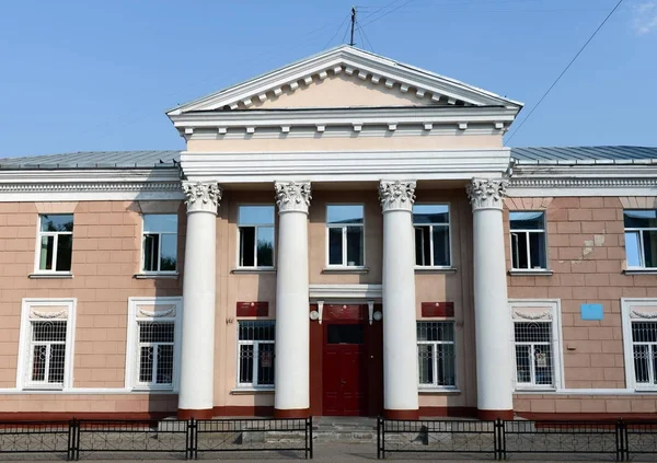 Verwaltungsgebäude in der Komsomolskaja Straße in Witebsk. — Stockfoto