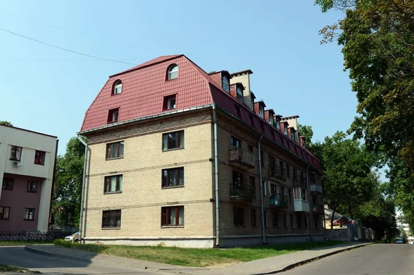 Gammalt tegelhus med ett tättbebyggt vinden på Bogdan Chmelnitskij Street i Vitebsk. — Stockfoto