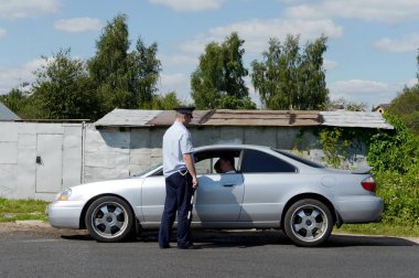  Yol polis devriye Müfettiş arabanın sürücüsü belgeleri denetler.