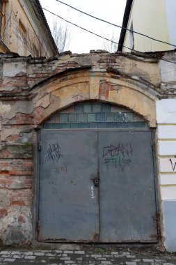  Kaluga sokak Karpova üzerinde Metal kapılar.