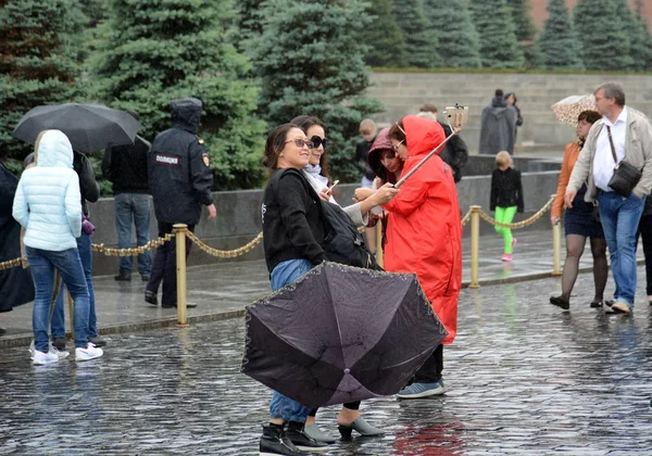 Οι ξένοι τουρίστες στην Κόκκινη Πλατεία στη Μόσχα. — Φωτογραφία Αρχείου