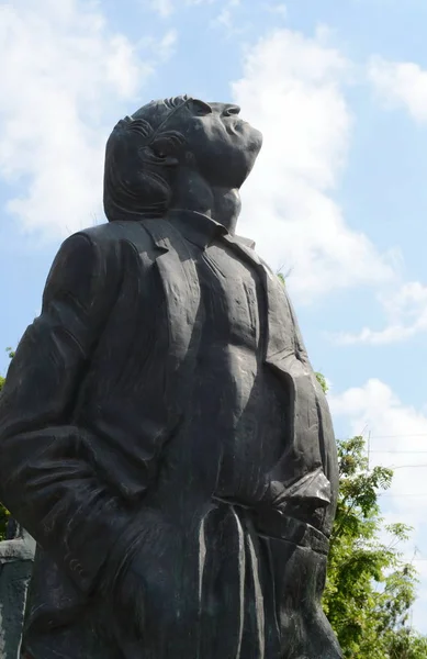 Памятник поэту Иосифу Бродскому на Новинском бульваре — стоковое фото