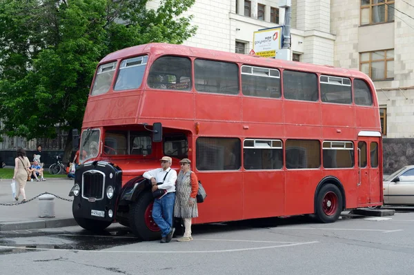 Красный пассажир двухэтажного автобуса Bristol Lodekka на улице в Москве . — стоковое фото