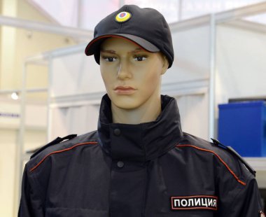 Rus polisi üniforması giyen kukla.
