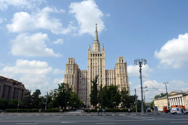 Kudrinskaya meydanında bina konut yüksek katlı. — Stok fotoğraf