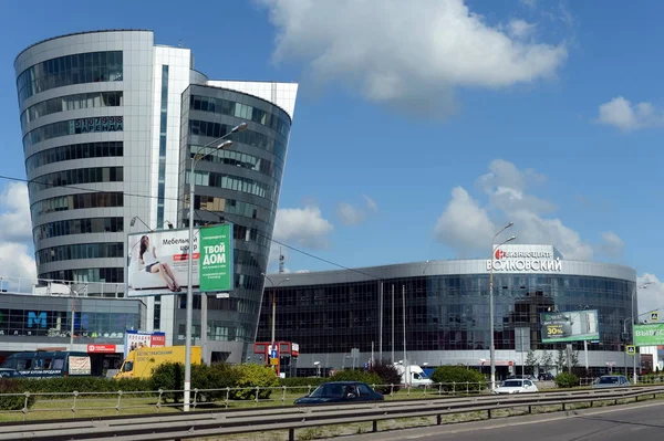 Shopping center "Format" en business center Volkovsky "op de Olympische Avenue. — Stockfoto