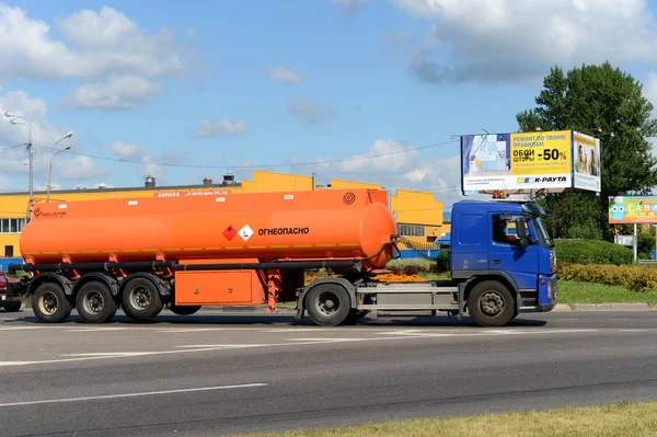 Pétrolier sur l'avenue olympique de Mytishchi . — Photo