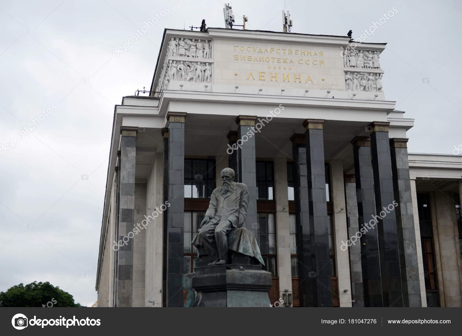 erezione di un monumento en