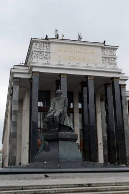 Rusya Devlet Kütüphanesi ve Fyodor Dostoyevski bir anıt. 