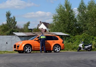  Yol polis devriye Müfettiş arabanın sürücüsü belgeleri denetler.