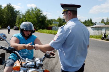  Müfettiş yol polis devriye Motosiklet sürücü belgelerinden denetler.