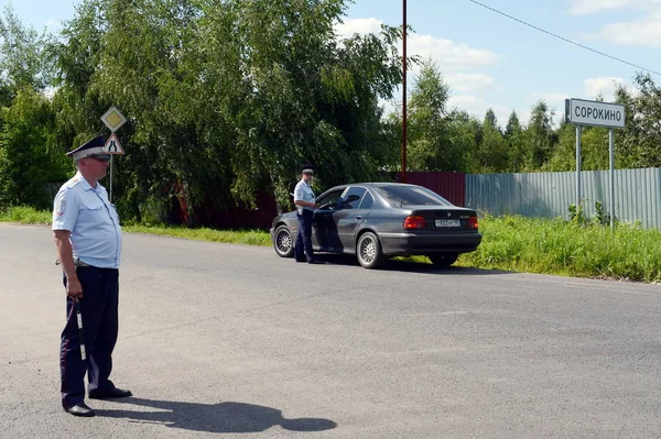 Inspektörer av vägen polisen patrullera på vägen. — Stockfoto