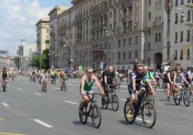  Bahçe halka etrafında Moskova Bisiklet binmek bisikletçiler.