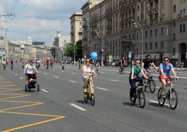  Bahçe halka etrafında Moskova Bisiklet binmek bisikletçiler.