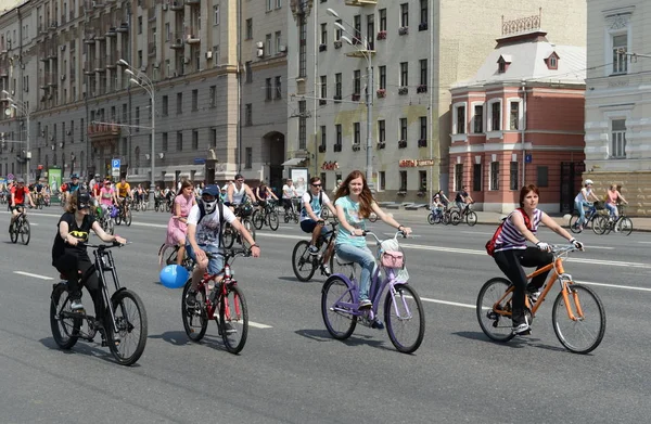 Bahçe halka etrafında Moskova Bisiklet binmek bisikletçiler. — Stok fotoğraf