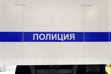  Tutukluların taşımak için bir polis arabası.