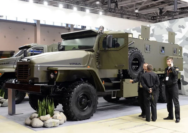  Askeri kamyon Ural-4320 duble-çapraz ülke bir tekerlek düzenleme 6 x 6 ile.