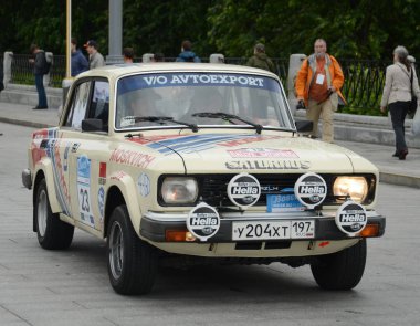  Moskova'daki eski arabalar toplanma için araba 