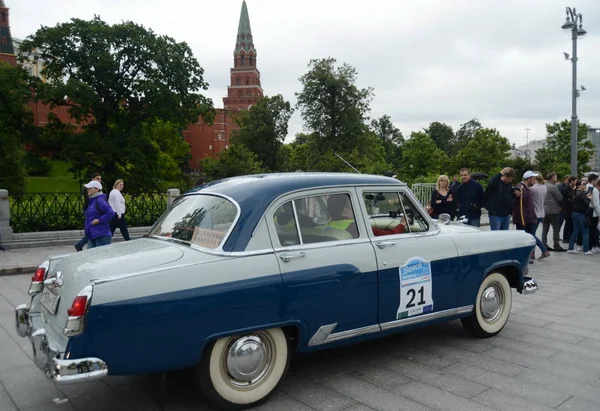 Coche "Volga" GAZ-21 en el rally de coches viejos en Moscú . — Foto de Stock