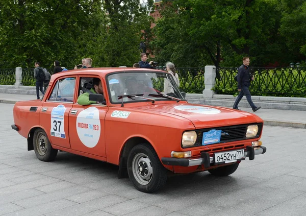 El coche "Moskvich-2140" para los coches antiguos de rally en Moscú . — Foto de Stock