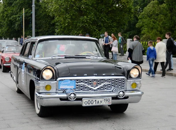 Coche de pasajeros soviético GAZ-13 clase representativa "Chaika" para los rallyes de coches viejos en Moscú . — Foto de Stock