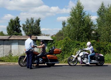 Bir müfettiş yol polis devriye motosiklet belgelerden denetler.