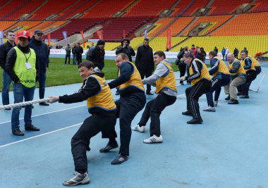  Erkekler halat içinde rekabet.