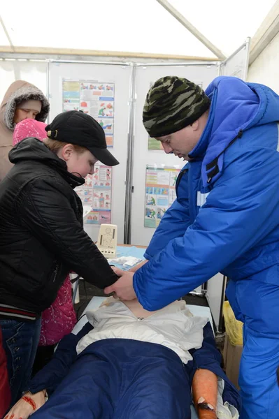 Insegnare ai bambini la fornitura di pronto soccorso . — Foto Stock