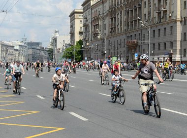  Bahçe halka etrafında Moskova Bisiklet binmek bisikletçiler.