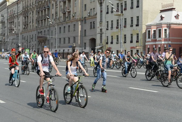 Bahçe halka etrafında Moskova Bisiklet binmek bisikletçiler. — Stok fotoğraf
