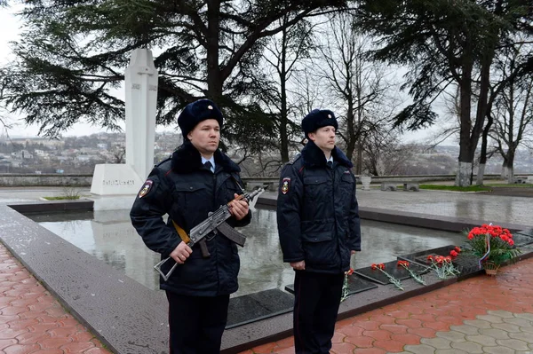 Poliser vid monumentet till poliser som dog under försvaret av Sevastopol i 1941-1942. — Stockfoto