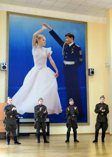 Classes in choreography in the Cossack cadet corps. — Stock Photo, Image