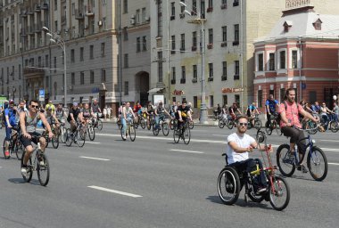  Bahçe halka etrafında Moskova Bisiklet binmek bisikletçiler.