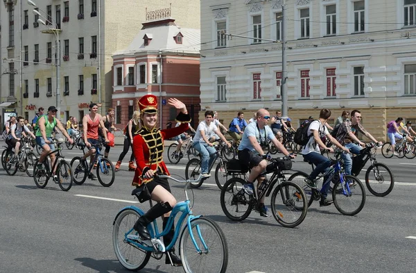 Cyklisté jezdit na kole Moskvy kolem Sadového okruhu. — Stock fotografie