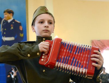  Öğrenciler sınıfta koreografi kazak Cadet Kolordu uygulamak için.