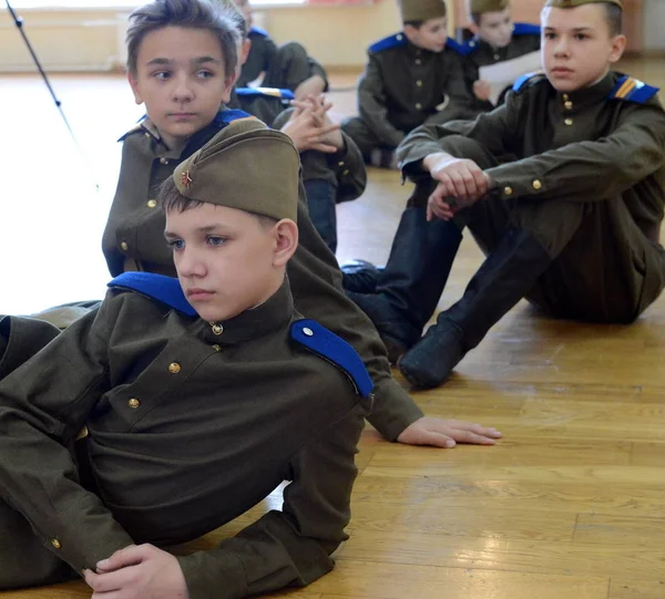 Cadetes en el aula para practicar coreografía en el Cuerpo de Cadetes Cosacos . — Foto de Stock