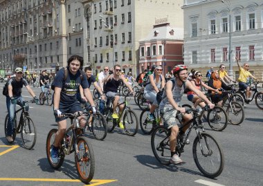  Bahçe halka etrafında Moskova Bisiklet binmek bisikletçiler.