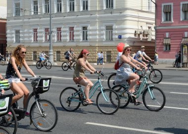  Bahçe halka etrafında Moskova Bisiklet binmek bisikletçiler.