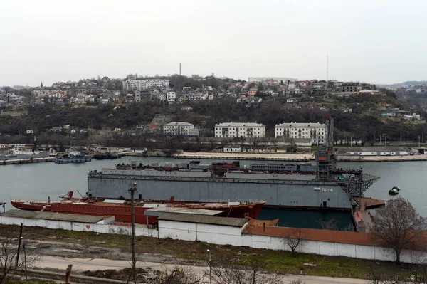 Плавучий док в Южном заливе Севастополя . — стоковое фото