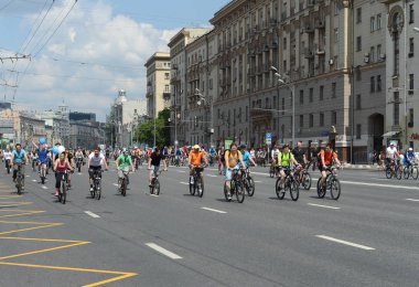  Bahçe halka etrafında Moskova Bisiklet binmek bisikletçiler.
