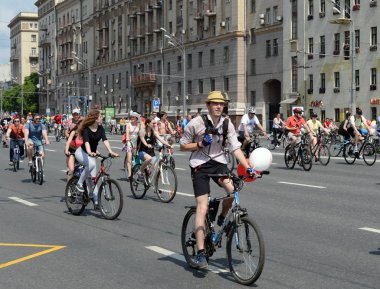  Bahçe halka etrafında Moskova Bisiklet binmek bisikletçiler.