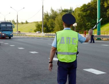  Yol polis devriye Müfettiş denetimi şehirlerarası otobüs durakları.