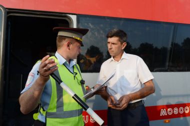  Yol polis devriye Müfettiş şehirlerarası yolcu otobüsü sürücü belgelerinden denetler.