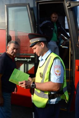  Yol polis devriye Müfettiş şehirlerarası yolcu otobüsü sürücü belgelerinden denetler.