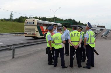  Müfettişler yol polis devriye hizmetinin sağlanması yerinde kısa toplantı.