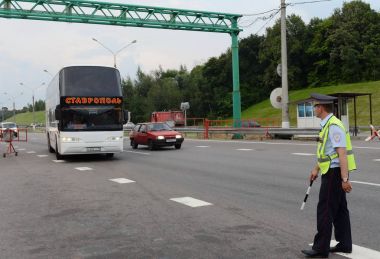  Yol polis devriye Müfettiş denetimi şehirlerarası otobüs durakları.