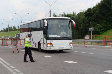  Yol polis devriye Müfettiş denetimi şehirlerarası otobüs durakları.