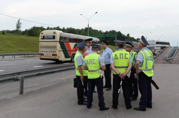 Inspektörer av vägen polisen patrull tjänsten hålla ett kort möte på sluten post. — Stockfoto