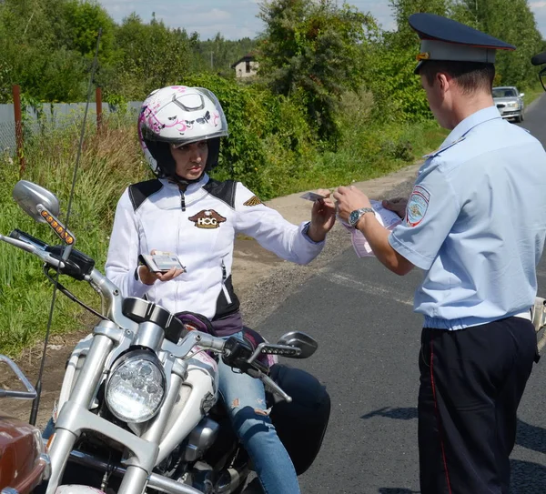 도 경찰 순찰의 관리자는 오토바이의 드라이버에서 문서 확인. — 스톡 사진